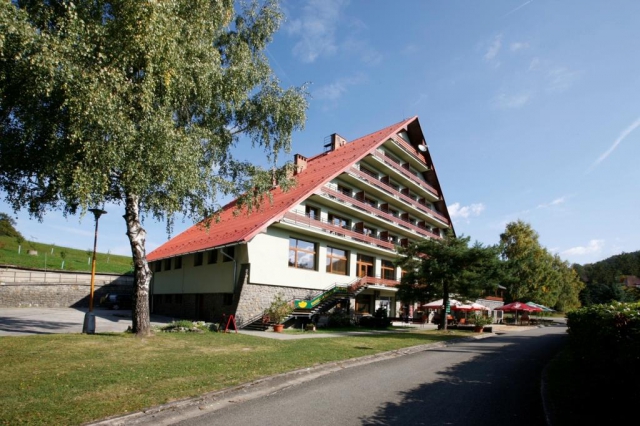 Wellness Hotel Rusava najdete ve valašské obci Rusava v srdci Hostýnských vrchů. Svou klidnou polohou a vybavením je areál ideálním místem pro příjemné strávení rodinné dovolené.